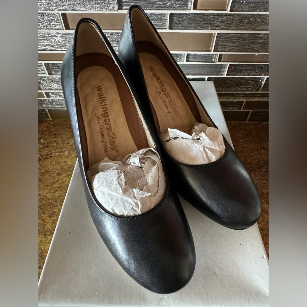 Beautiful/Comfortable The Walking Cradle Co. Black Size 6.5 Pump ~ Brand NWT 🌟